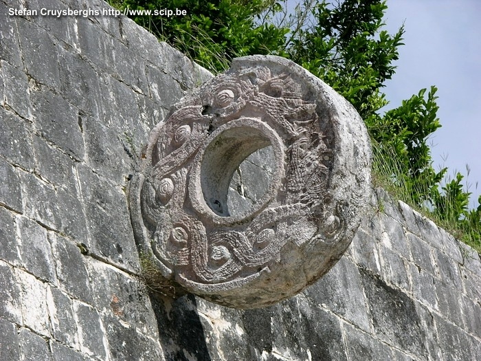 Chitzen Itza Chitzen Itza is de best bewaarde Maya-Tolteken stad. De stad heeft een groot balplein (168m lang) met enkele hoge ringen. Stefan Cruysberghs